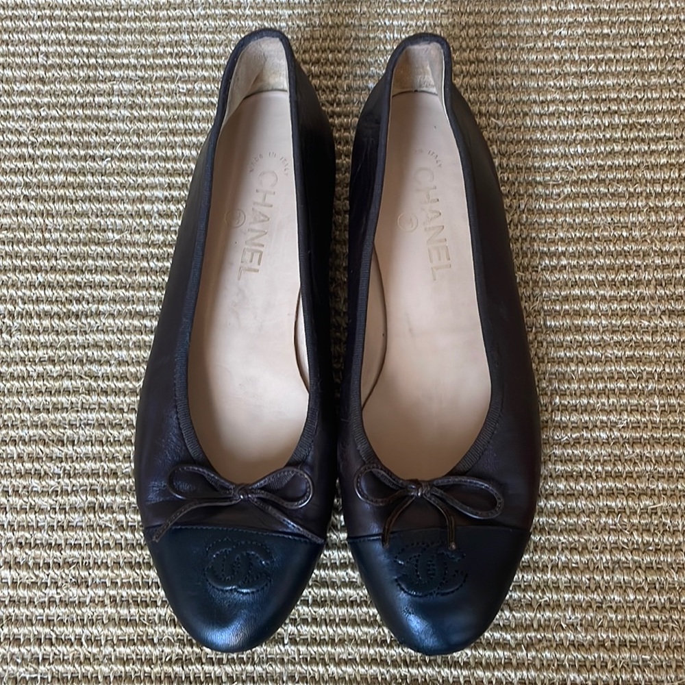 Chanel Women's Two-tone Brown Black Leather Ballet CC Cap Toe Flats Size 39